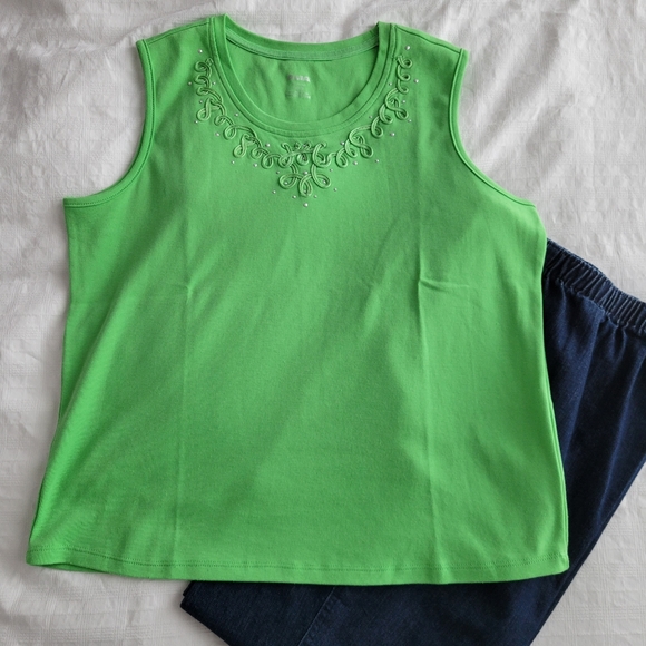 ⭐️2/$15 Alia green tank top - Picture 1 of 4